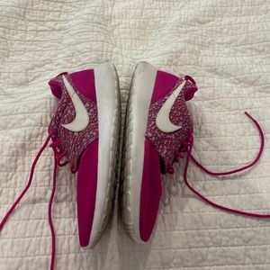 Nike running sneakers. Pink. Gently worn. Size 7Y (EUR 40)